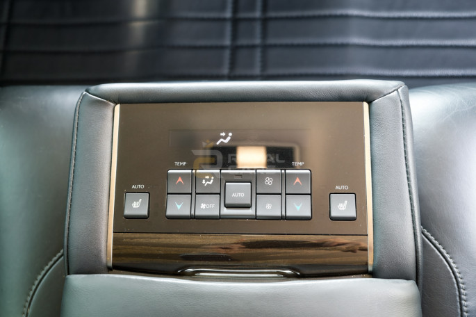 Lexus LX570 Luxury - фото 1