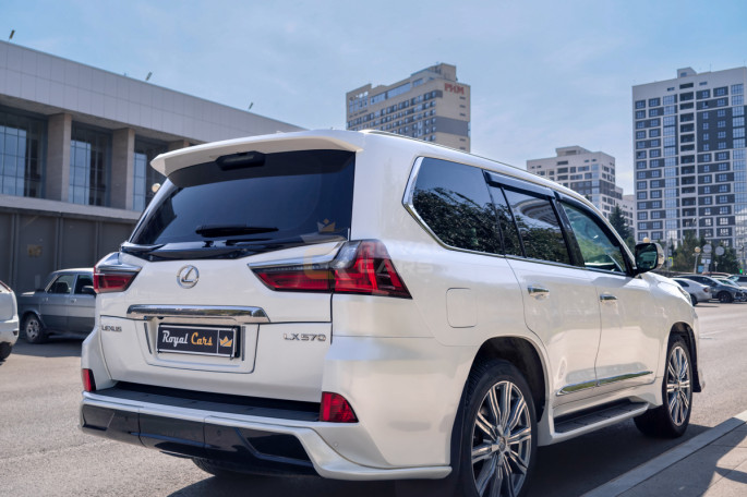 Lexus LX570 Luxury - фото 1