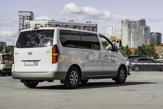 Hyundai H-1 (7 мест) - фото 1
